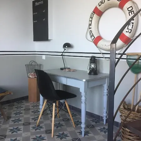 Un Bateau Sous Mon Transat By Les Filles Du Bord De Mer, Maison Haut De Gamme Front De Mer