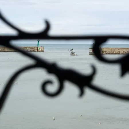 Un Bateau Sous Mon Transat By Les Filles Du Bord De Mer, Maison Haut De Gamme Front De Mer Nyaraló Port-en-Bessin-Huppain